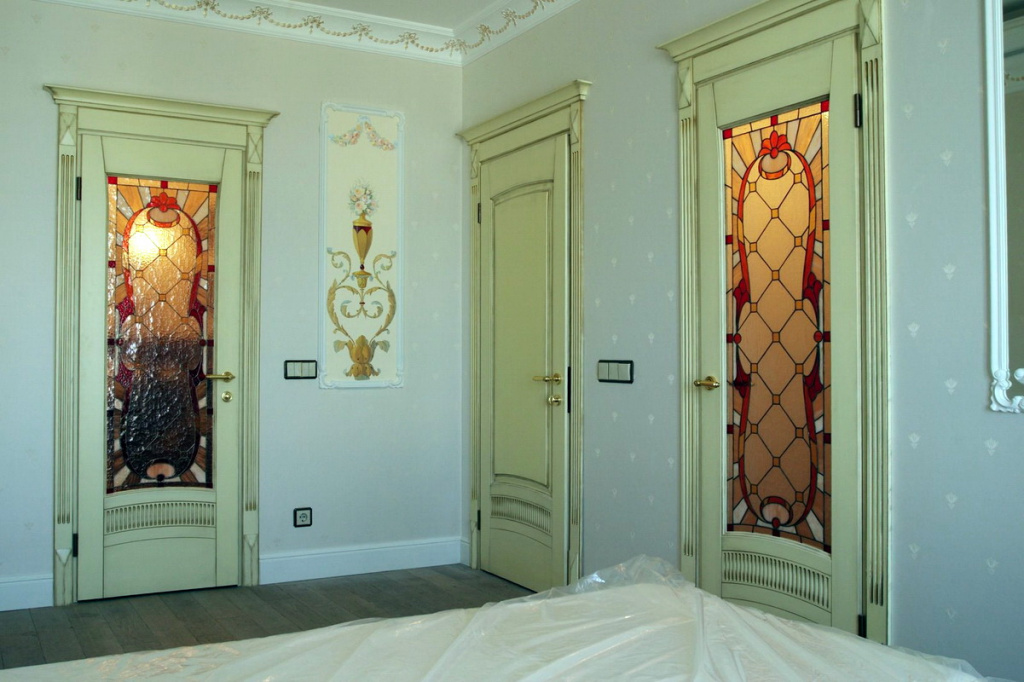 Интерьер комнаты в современном стиле с дверными полотнами со вставками из цветных стекол