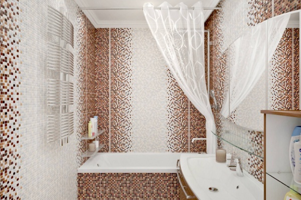 Мелкая плиточная мозаика в ванной