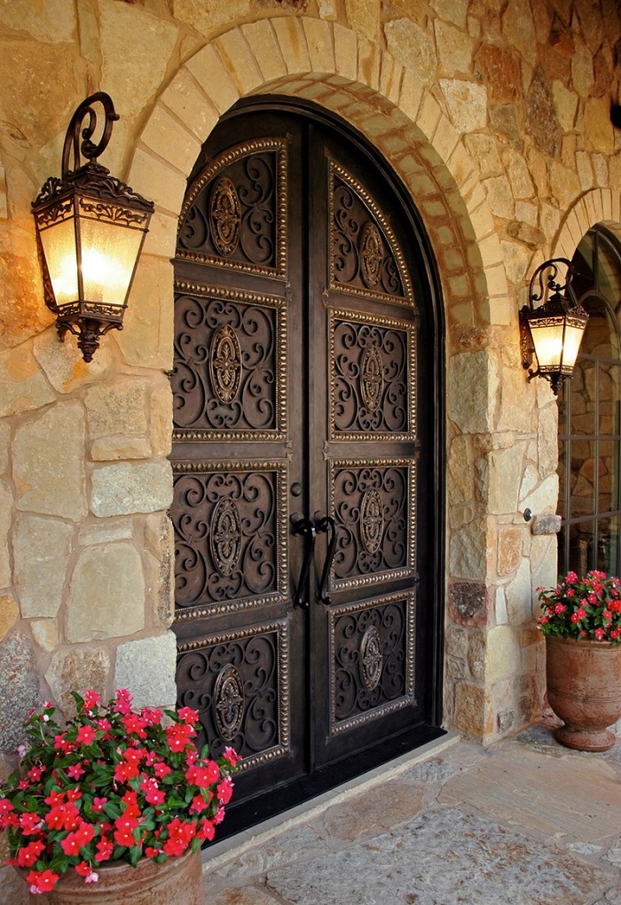Арочная форма металлической двустворчатой двери с кованным орнаментом