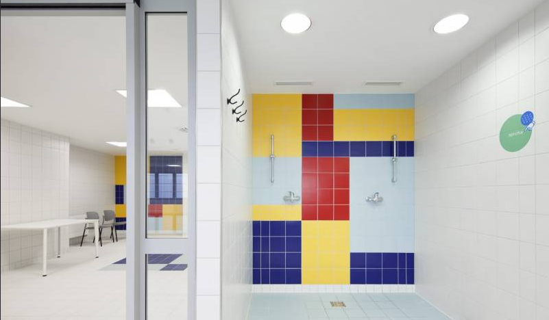 Современный стиль оформления ванной комнаты разноцветной плиткой