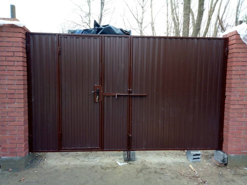 Установленные металлические ворота с калиткой из коричневого МП 