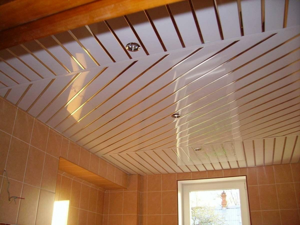 Ремонт в ванной комнате: реечный потолок
