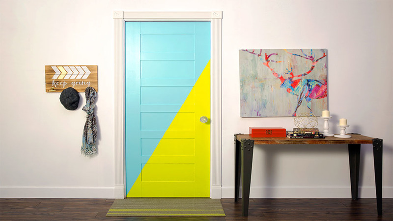 Диагональная комбинация голубого и желтого цвета в дизайне межкомнатной двери из МДФ