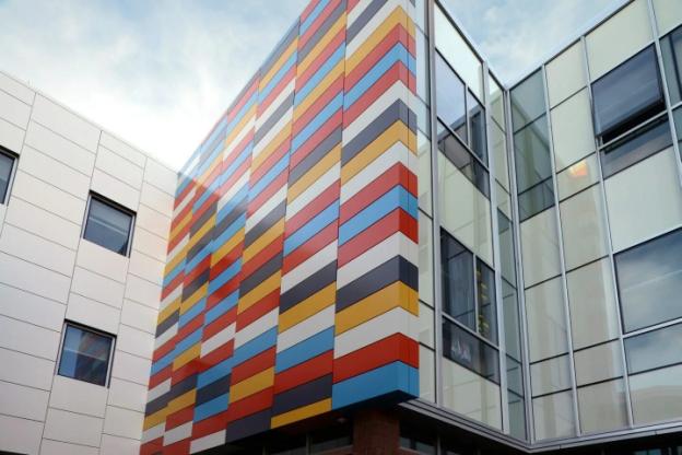 Вентилируемый фасад с керамогранитом разных цветов