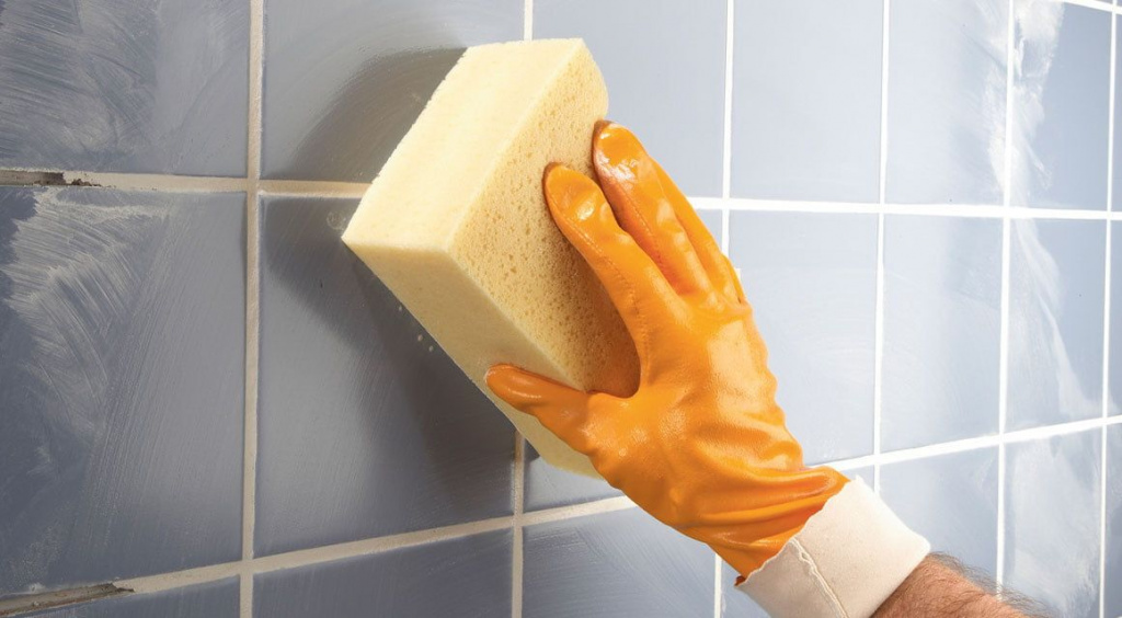 Для очистки плитки в ванной необходима губка с большой рабочей поверхностью