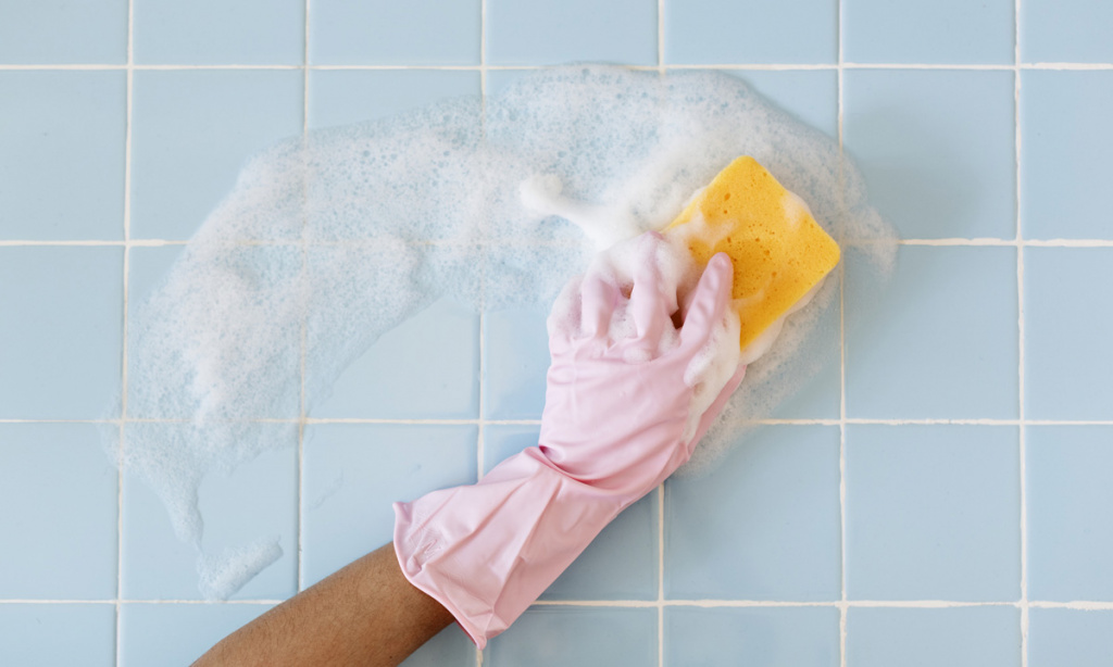 Пена хозяйственного мыла отлично очищает светлую плитку в ванной