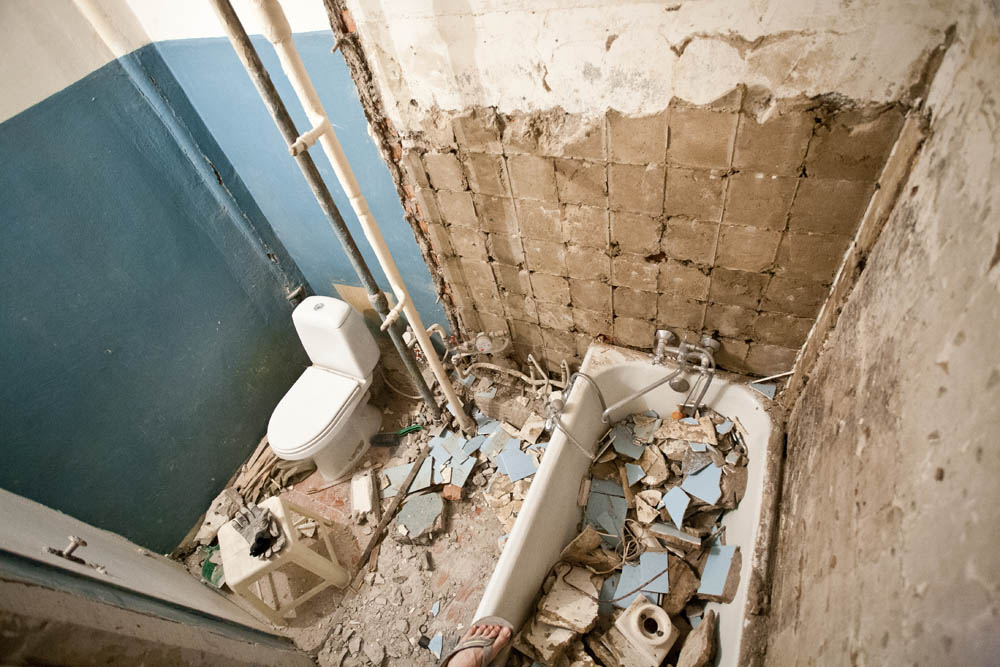 Демонтаж старой отделки в ванной