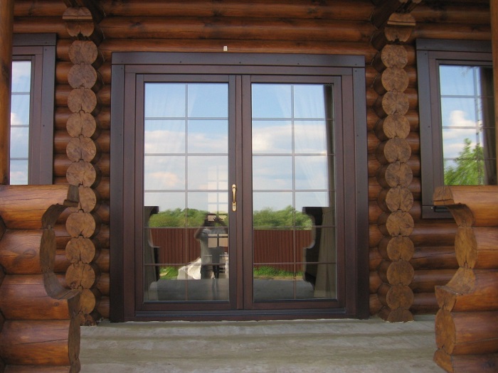 Загородный дом с дверью из массива натурального дерева со вставками из стекла