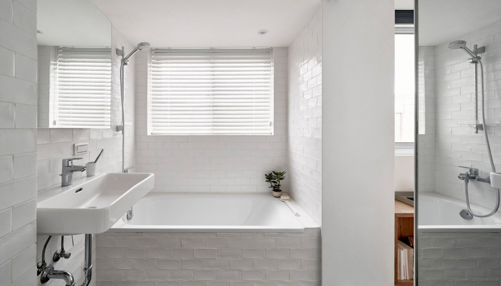 Белая плитка со светлой затиркой в интерьере ванной комнаты