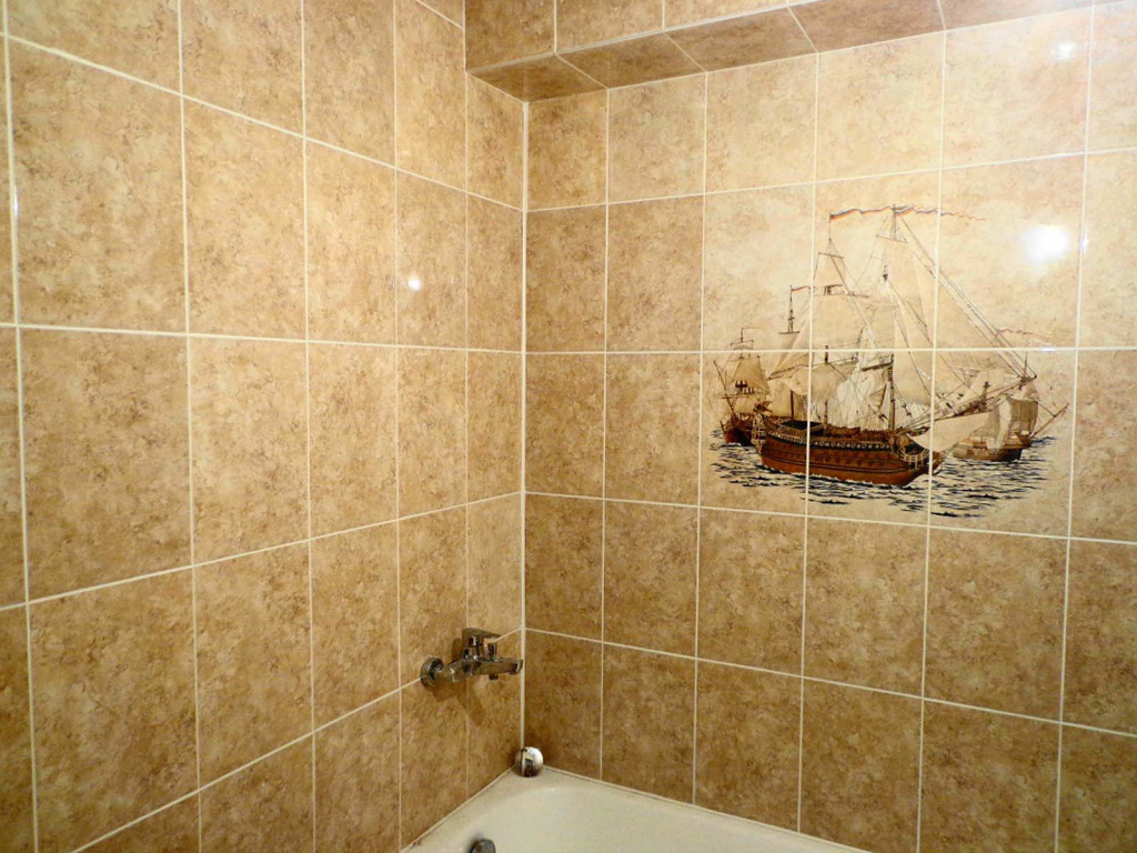 Плитка в ванной комнате с декоративным элементом