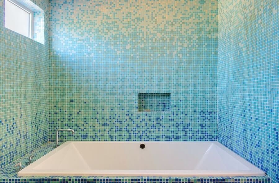 Мозаичный градиент в интерьере ванной