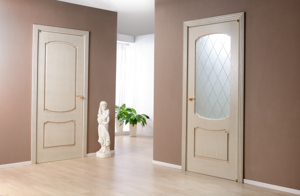 Сторона открытия межкомнатных дверей не определена нормативами, поэтому можно выбрать любой тип конструкции