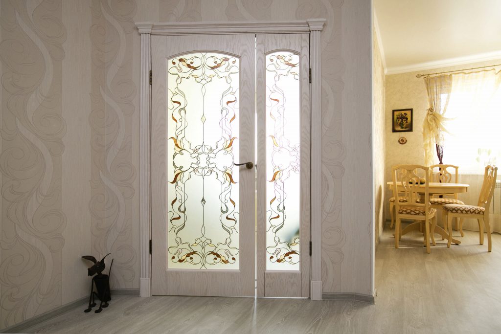 Стеклянные вставки часто используются в межкомнатных дверях белого цвета
