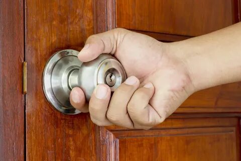 Открыть межкомнатную дверь можно при помощи самодельной «отмычки»