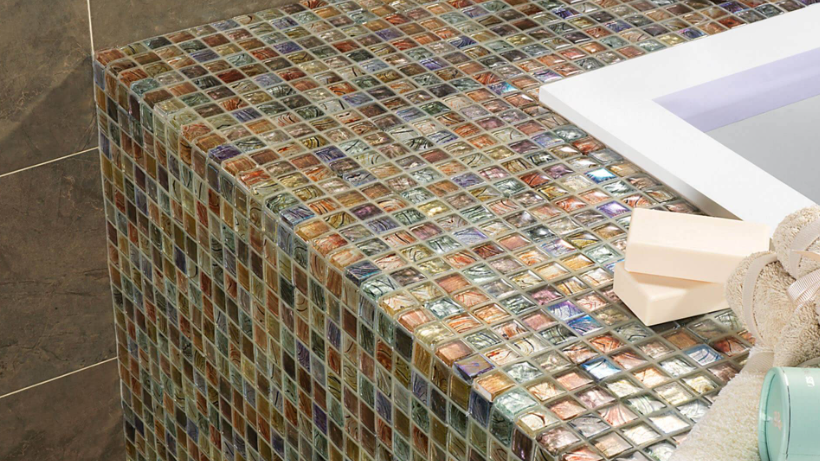 Вариант оформления самоклеящейся мозаикой области возле ванной