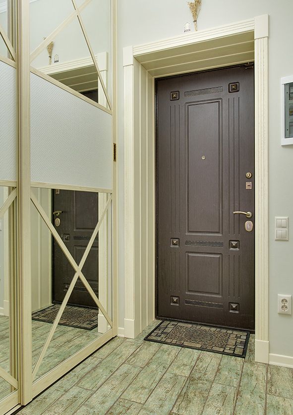 Прочная фурнитура и два надежных замка на квартирной входной двери обеспечивают безопасность жильцов
