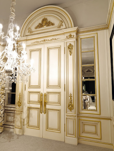Белая эмалевая дверь с элементами позолоты в стиле ренессанс