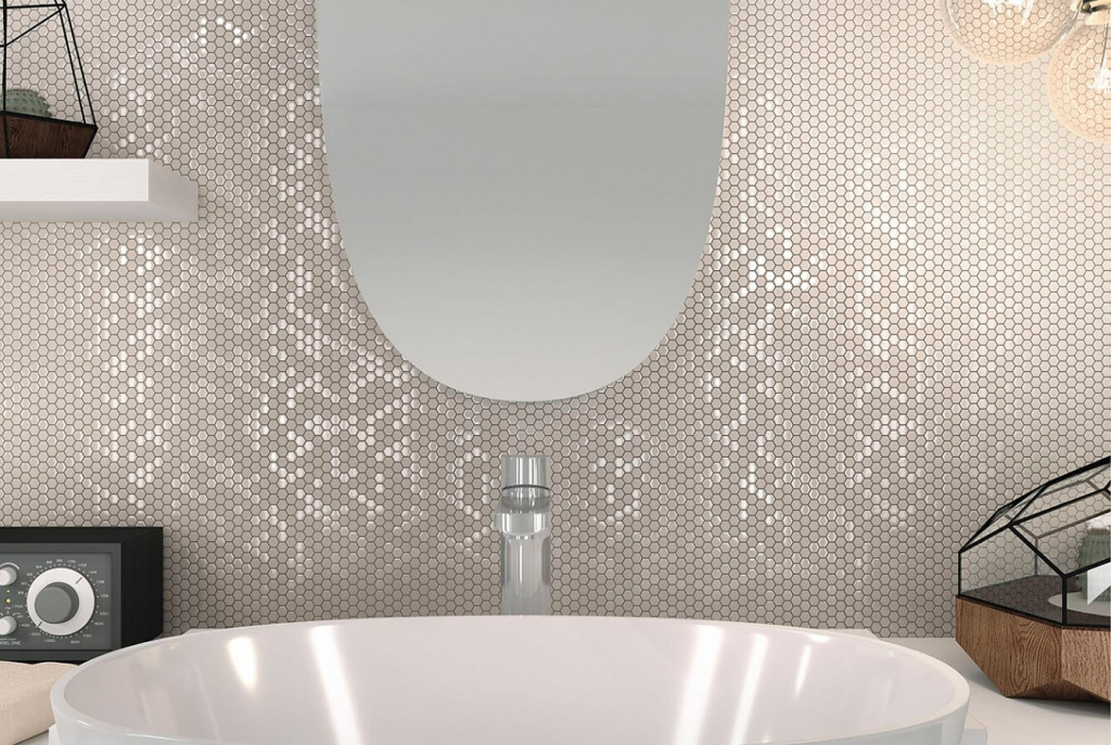 Мозаика из перламутра на стенах в ванной