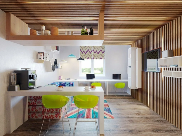 Деревянные декоративные рейки в оформлении потолка на кухне