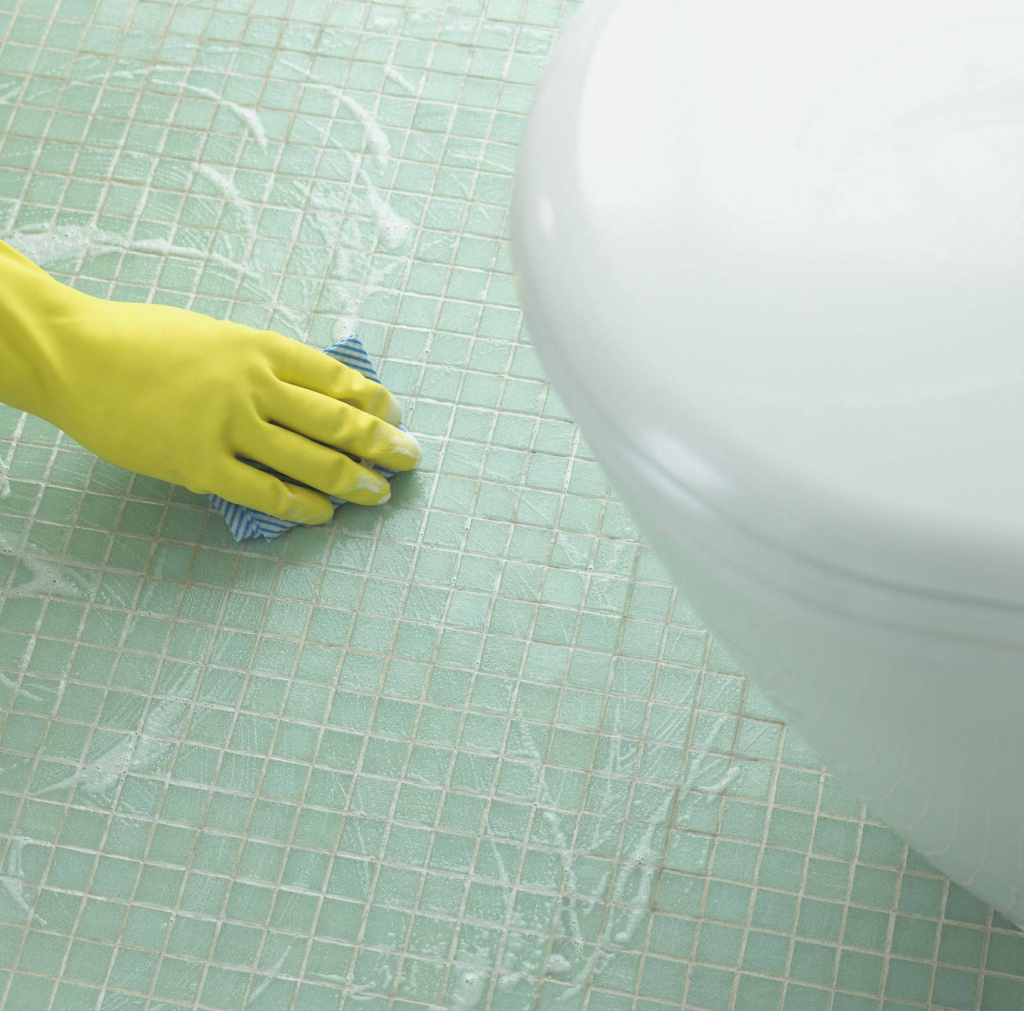 Систематическая уборка ванной обеспечит чистоту плитки