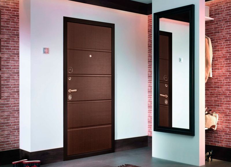 Входная металлическая дверь - это барьер между общим пространством и вашим домом