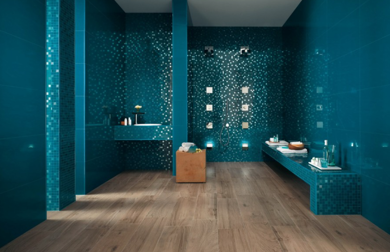 Элементы светлого цвета мозаичной плитки в ванной