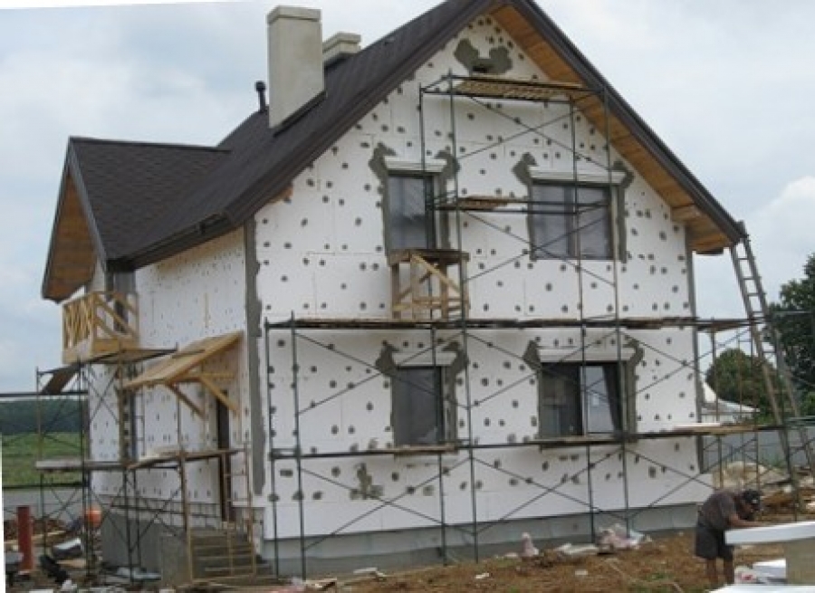Работы по утеплению фасада загородного дома пенопластовыми панелями