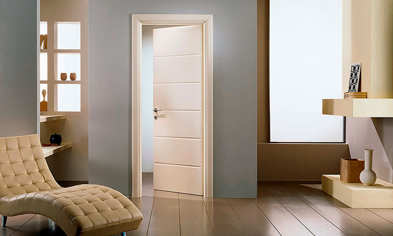 Межкомнатные двери могут открываться в любую сторону, но желательно выбирать один тип распахивания для всего дома 