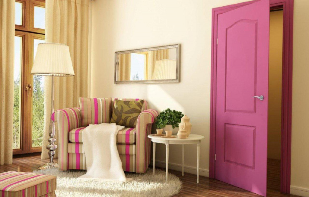Матовые розовые межкомнатные двери экошпон для зонирования пространства в небольшой дачной гостиной