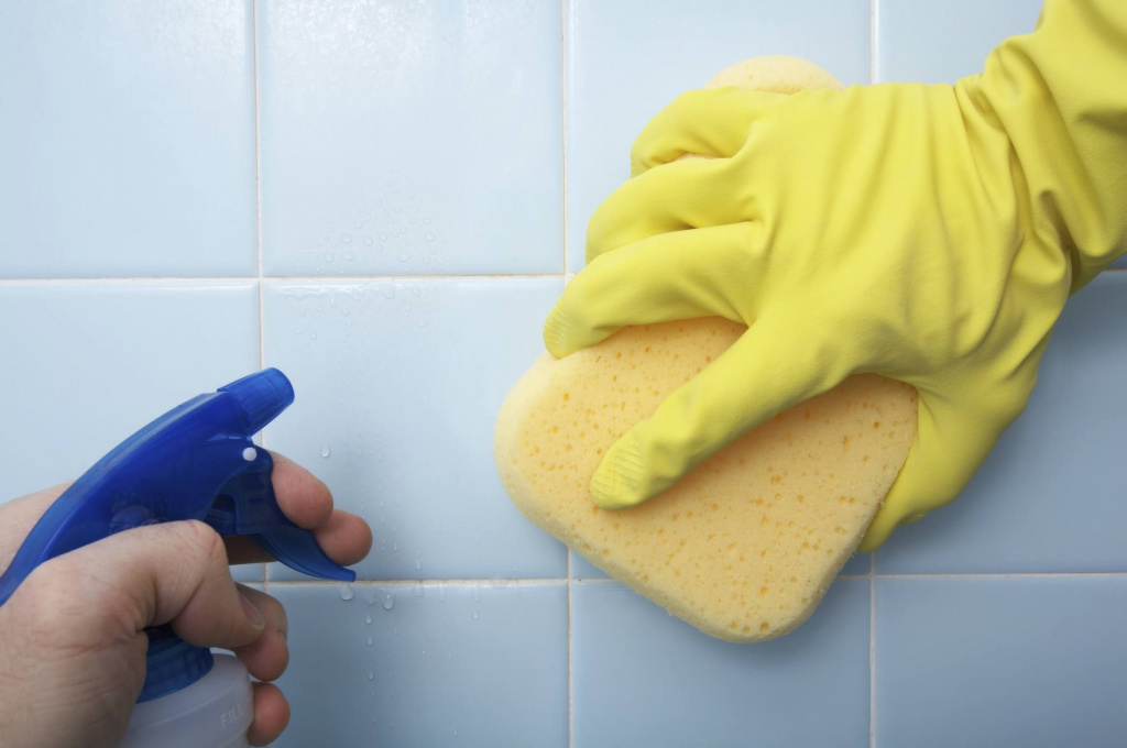 Жидкие составы для очищения плитки в ванной лучше наносить пульверизатором