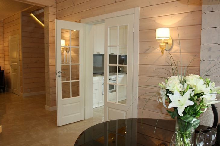 Светлые межкомнатные двери со стеклянными вставками в гостиной загородного дома