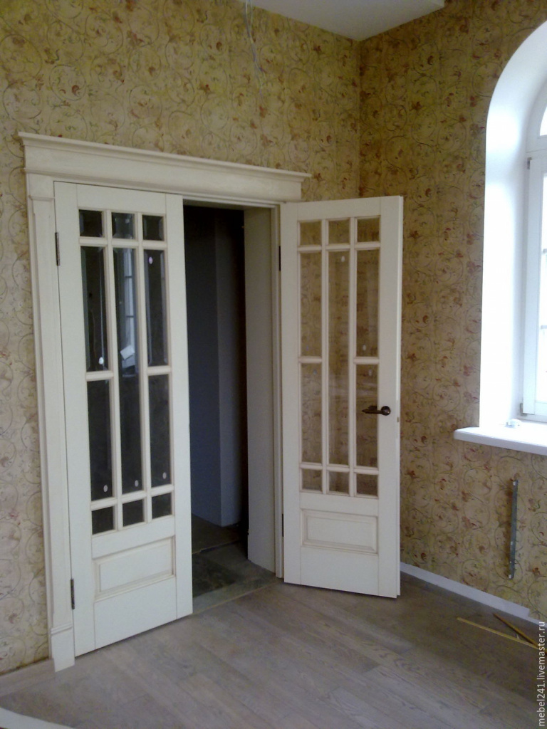 Белая распашная дверь Прованс из светлого каштана