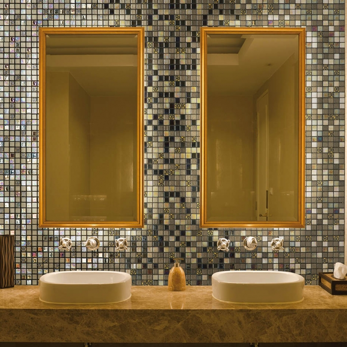 Декор из стеклянной мозаики в ванной комнате