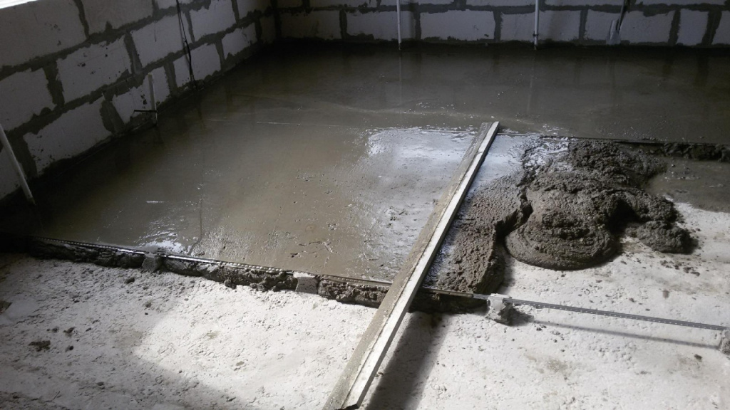 Выравнивание пола под ламинат бетонной стяжкой