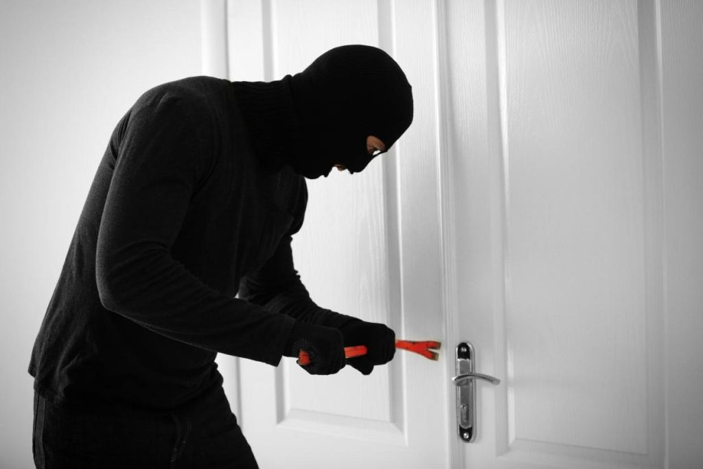 Тонкая дверь «открывается» при помощи ломика и не обеспечит защиту от взлома