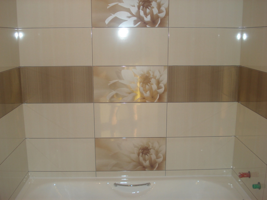 Настенная плитка с изображениями в ванной
