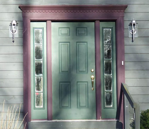 Входные двери для частного дома с боковыми фрамугами и врезками из стекла
