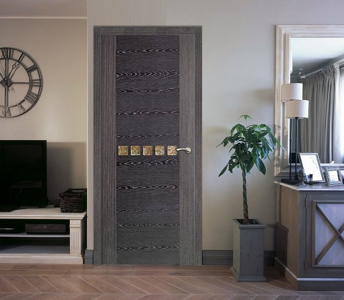 Акцентные межкомнатные двери модерн серого оттенка в гостиной
