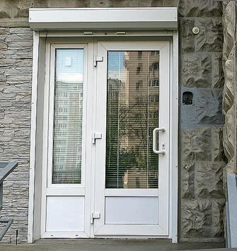 Входная белая полуторная дверь со стеклянными вставками и фиксированным вторым полотном