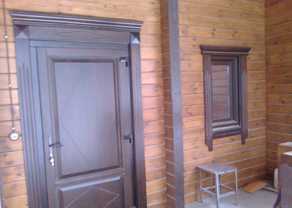 Входная деревянная дверь в квартиру