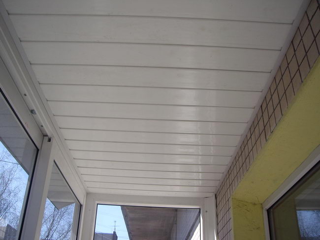 Пластиковый реечный потолок на балконе