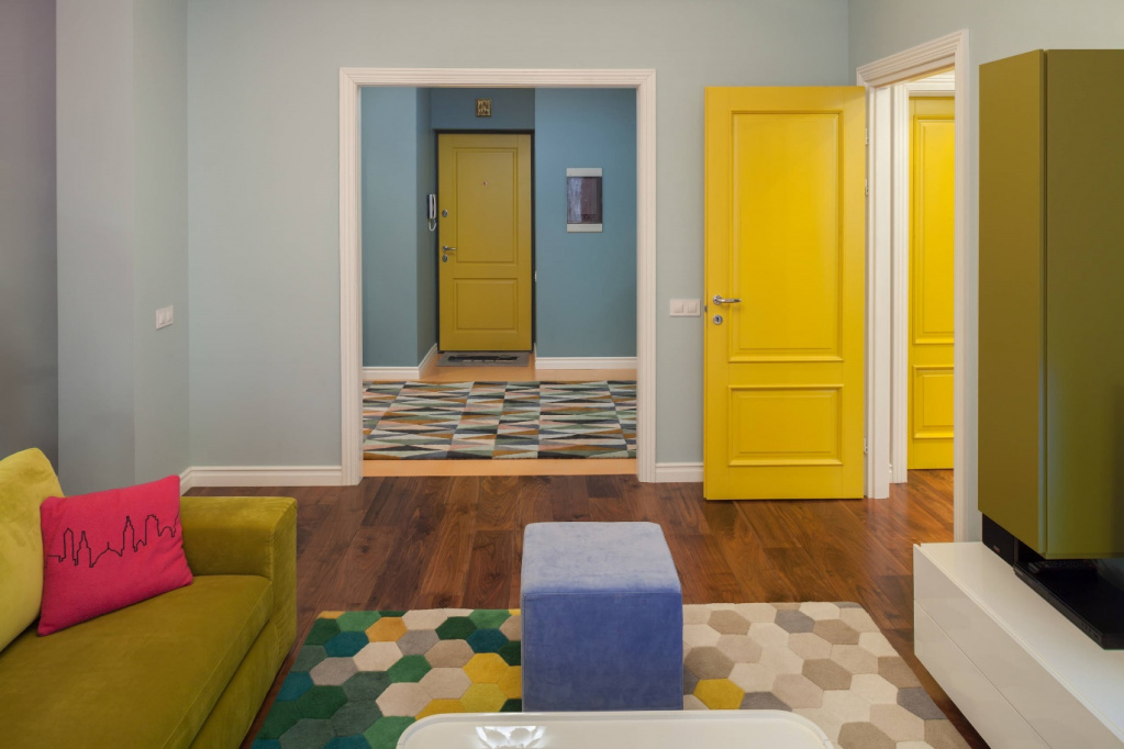 Межкомнатные двери желтого цвета в интерьере квартиры