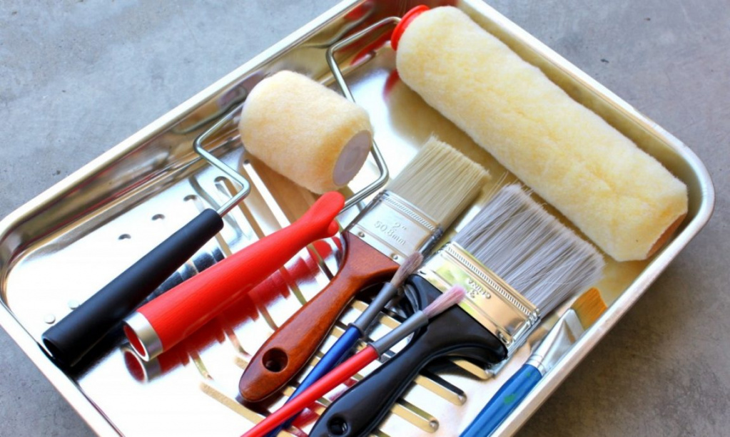 Набор инструментов для покраски плитки в ванной