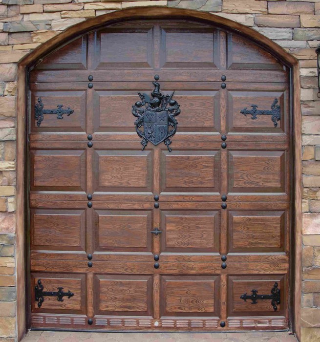 Кованые элементы на входной двери