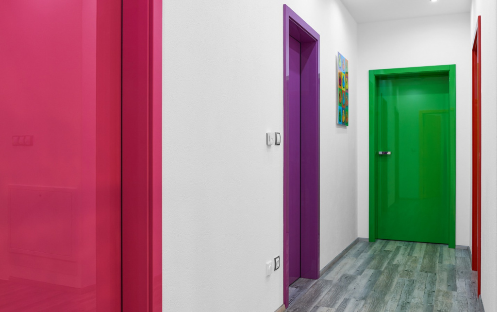 Крашеные межкомнатные двери в коридоре