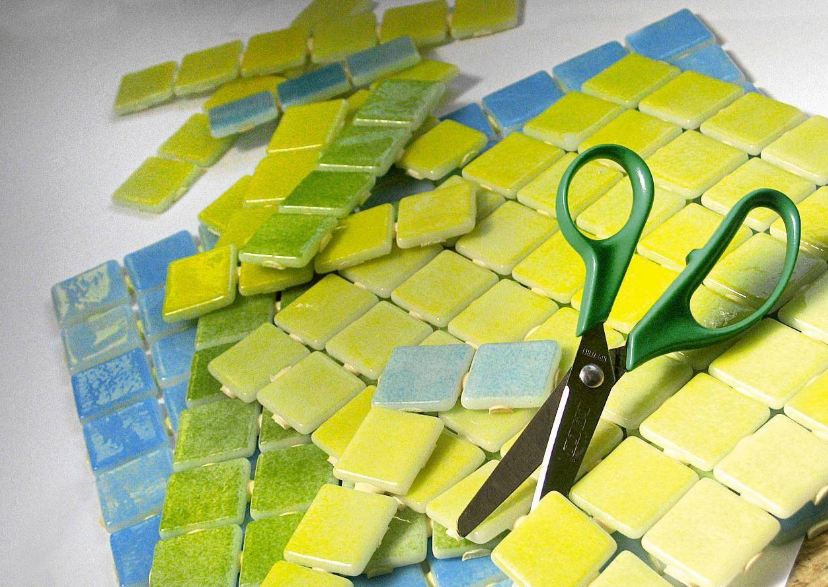 Разрезание плитки самоклеящейся мозаики ножницами