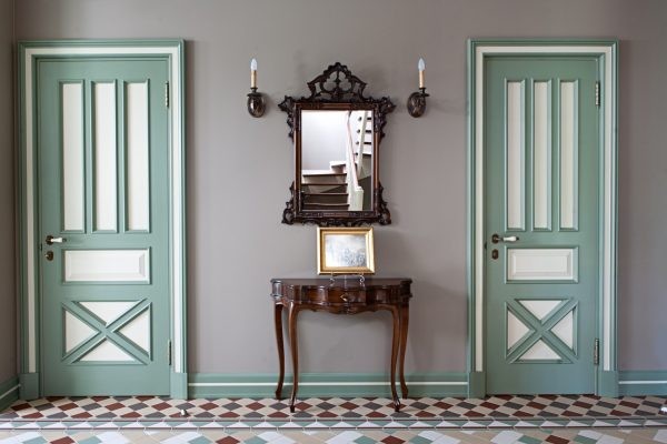 Крашеные царговые двери бирюзового цвета со стеклянными вставками