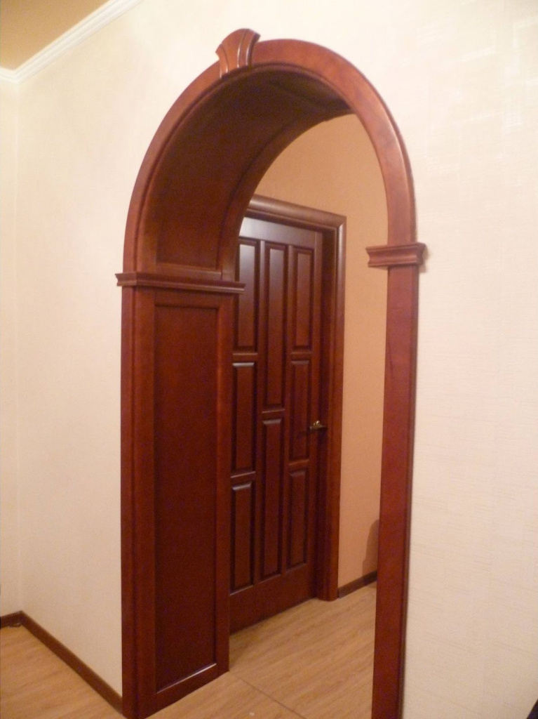 Дверной проем в виде арки классической формы