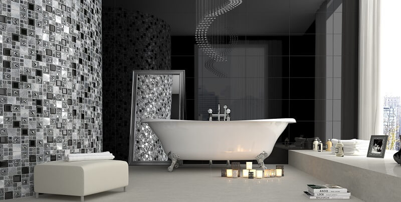 Мозаика из стекла с элементами декора в ванной