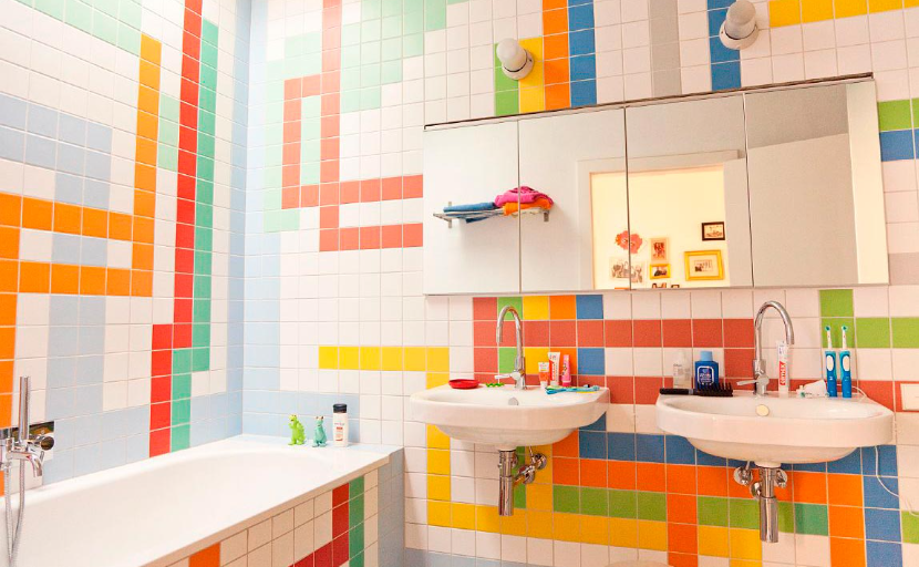 Вариант оформления ванной комнаты разноцветной плиткой